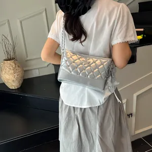 Borsa a tracolla trapuntata argento con ciondolo a stella indossata da modella