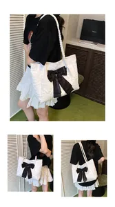 Detailansicht der weißen Totebag mit großer schwarzer Schleife und Jacquard-Gewebe