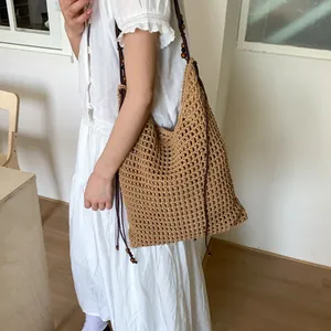Handgefertigte gewebte Shopper-Tasche mit Holzperlengurten im lässigen Stil