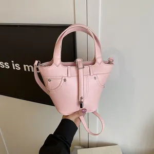 Sac Seau pour Femme en Cuir PU Grainé avec Serrure Métallique et Détail de Poche en Denim Sac à Main Bandoulière Simple pour le Quotidien