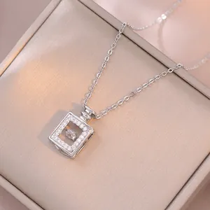 Collier élégant en titane argenté avec pendentif coeur carré en zircon cubique