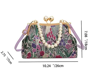 Details zur Muscheltasche mit Blumenmuster, Perlengriff und Maßangaben in cm