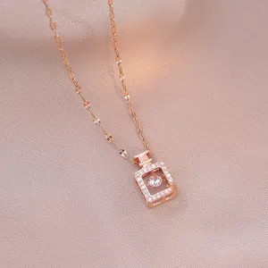 Collier flacon de parfum or rose avec halo de zircons et diamant dansant