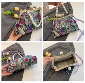 Dettaglio borsa vintage a fiori con manico di perle e chiusura metallica a scatto
