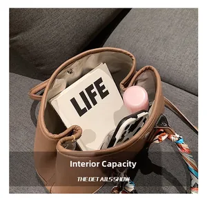Vue intérieure d'un sac cabas en cuir marron montrant sa grande capacité de rangement