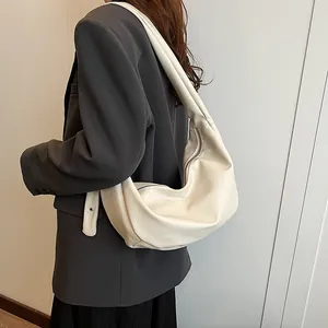 Sac bandoulière demi-lune blanc crème minimaliste porté épaule en similicuir souple de qualité