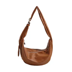 Sac à bandoulière demi-lune minimaliste en cuir texturé marron foncé avec sangle large