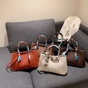 Lot de cabas minimalistes en cuir en cinq couleurs avec poignées en soie et bandoulière