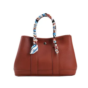 Sac à main en cuir grainé caramel avec poignée foulard en soie et boucle métallique