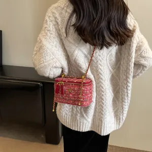 Sac boîte en tweed rose avec accent floral doré et bandoulière en chaîne tressée