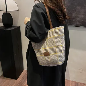 Chic houndstooth pattern large tote bag with brown leather straps for autumn and winter