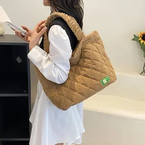 Grand sac cabas en velours côtelé camel avec surpiqûres losanges et anses volantées