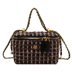 Mini sac boîte en tweed avec fleur de camélia dorée et bandoulière en chaîne métal