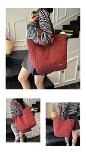 Dettaglio della grande borsa tote rossa trapuntata in nylon con strisce verticali