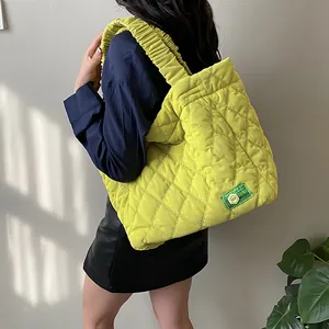 Sac fourre-tout matelassé en velours côtelé jaune avec coutures en losange et bandoulière