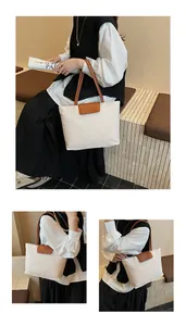 Dettaglio della borsa tote in tessuto oxford con cinturino in pelle e patta rifinita