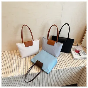 Borse tote in tessuto Oxford in quattro colori con manici in pelle e patte goffrate
