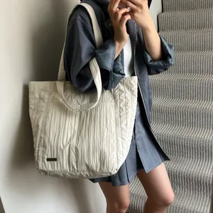 Grande borsa shopper a pieghe color crema da donna con elegante design a spalla