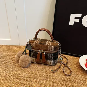 Mini Sac Bandoulière Boîte en Tweed à Carreaux Vintage Pour Femmes Sac à Main Chaîne Dorée Avec Pompon Cerise Marron