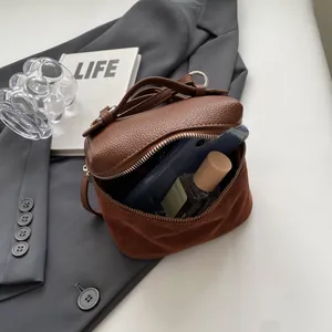Braune Box-Tasche mit Wildleder-Patchwork und Reißverschluss, zeigt tägliche Kapazität