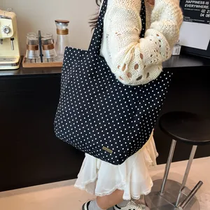 Grande borsa tote nera a pois per donna con logo in metallo fatta a mano in un bar