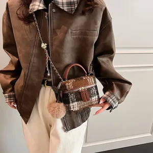 Sac boîte vintage en laine à carreaux avec pompon en peluche et bandoulière chaîne
