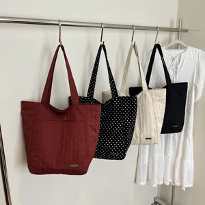 Borse tote trapuntate nei colori bordeaux, pois, crema e nero da donna