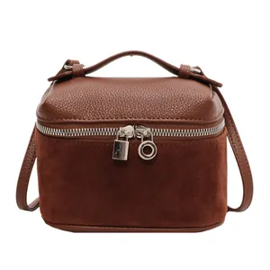 Dunkelbraune Box-Handtasche aus Leder mit Silberbeschlägen und Schulterriemen