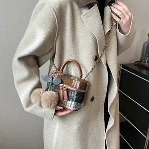 Sac à bandoulière en tweed à carreaux avec poignée en cuir et pompon en fausse fourrure
