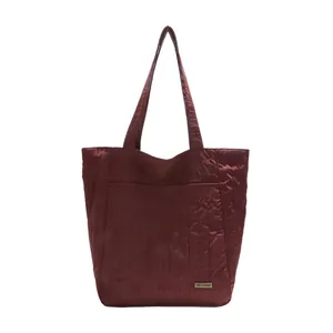 Borsa tote trapuntata bordeaux con cuciture verticali e targa in metallo dorato