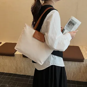 Borsa tote minimalista crema con cinturini in pelle marrone per il pendolarismo quotidiano