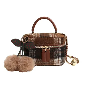 Sac à main écossais style anglais avec poignée en cuir et pendentif cerise