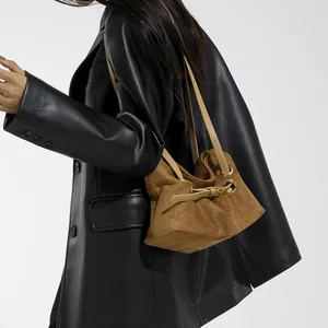 Borsa hobo in pelle scamosciata marrone con anelli dorati e sottile tracolla in pelle