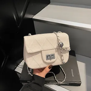 Damen Gesteppte Umhängetasche Mode PU-Leder Kette Schultertasche Verstellbare Metallkugel Kleine Quadratische Klappentasche Elegante Handtasche