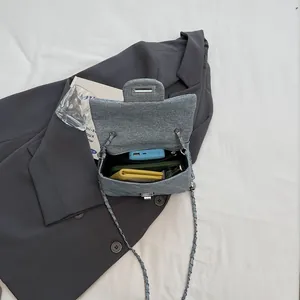 Blaue gesteppte Kettentasche mit Silberverschluss und Innenraum für Handy und Geldbörse