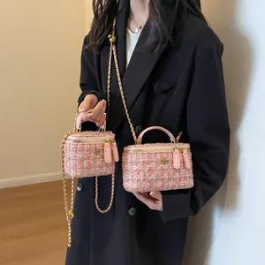 Mini borsa a tracolla in tweed rosa con catena dorata e ornamento a camelia
