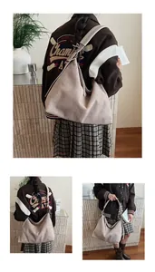 Detalle del bolso tote de ante beige mostrando gran capacidad y textura plisada suave