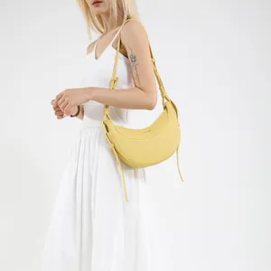 Sac hobo croissant jaune chic en similicuir grainé avec bandoulière réglable