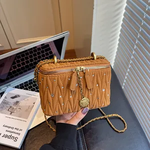 Sac Boîte pour Femme en Cuir PU Matelassé avec Strass Sac à Bandoulière avec Pendentif Camélia Sac à Chaîne Luxe