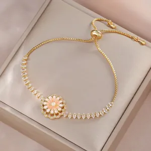 Bracciale regolabile con margherita dorata in smalto rosa e zirconi per donne chic