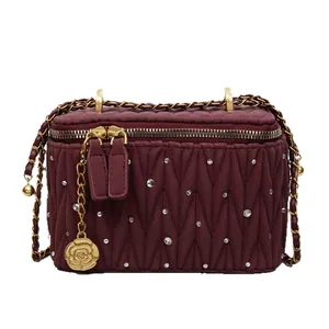 Sac boîte bordeaux matelassé avec strass, chaîne dorée et pendentif camélia