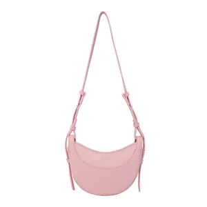 Sac hobo rose avec texture litchi et lettrage doré style croissant de lune