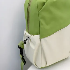Detail van de tweekleurige zijzak met trekkoord en duurzame nylon structuur