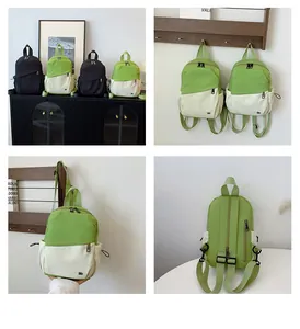 Detalle de mini mochila con múltiples compartimentos, correas y bolsillos laterales
