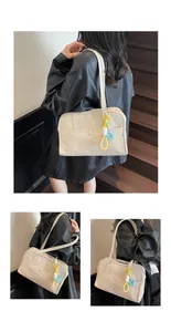 Détail du sac fourre-tout en toile minimaliste avec pendentifs étoiles et poche à pression