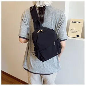 Detalle del bolso bandolera de nailon negro impermeable con correa ancha ajustable