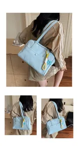 Détail du sac cabas en toile bleu clair avec breloque étoile et nœud de corde décoratif