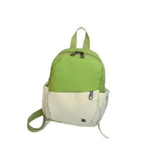 Mini sac à dos trois-en-un vert et beige avec design fonctionnel à poches multiples