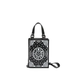 Borsa gotica a forma di libro con motivi di fasi lunari e stelle in pelle nera