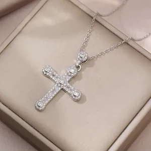 Elegante zilveren kruis ketting met zirkonia stenen op fijne roestvrijstalen schakelketting